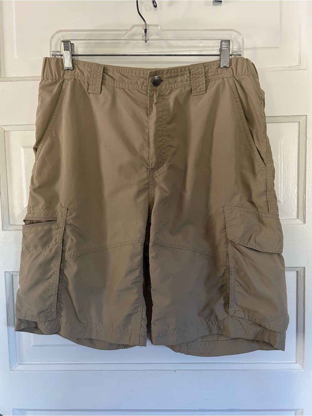 Columbia Men's Omni Shade Tan 10” Cargo Shorts with Elasticized Waist. Size 34